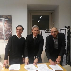 Andrea Simoni (FBK), Giorgio Butterini (Comunità di Valle delle Giudicarie) e Alessandro Zorer (Trentino Network) mentre siglano l'accordo.