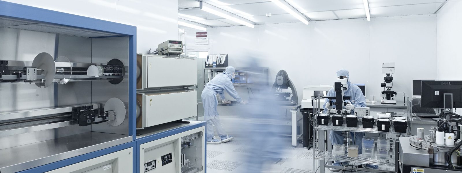 Scienziato lavora all'interno della cleanroom