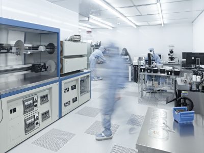 Scienziato lavora all'interno della cleanroom