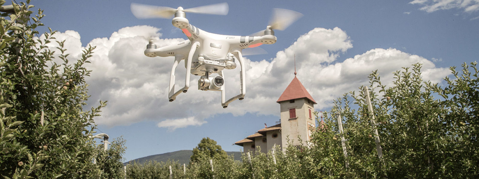 Drone che vola sulla campagna