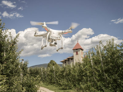 Drone che vola sulla campagna