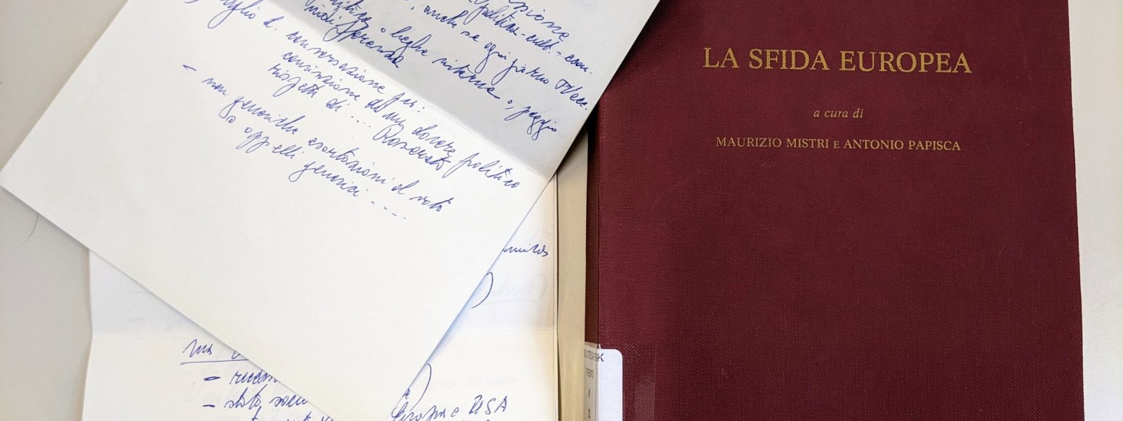 Appunti di Bruno Kessler e libro donati alla bibilioteca FBK