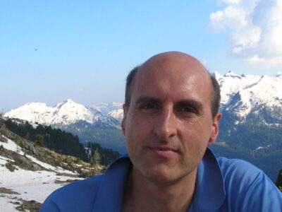 Paolo Costa su sfondo di montagne